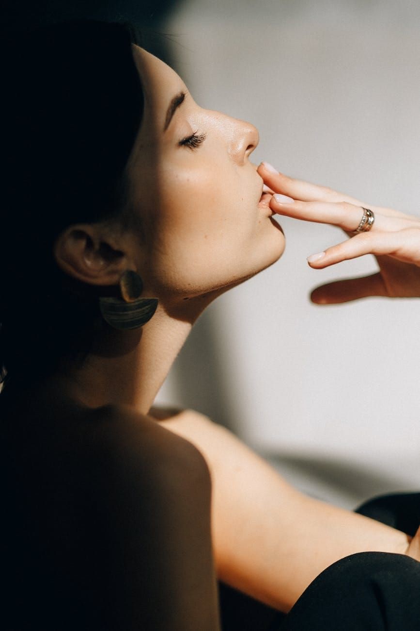 Décolleté Rejuvenation: How to Care for Neck and Chest